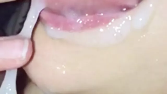 Miễn phí khiêu dâm, không giấy đăng ký  Một công ty gồm những người đàn ông văn phòng đưa phim sec dich ba thành viên vào một vòng tròn trong miệng một bà mẹ cô đơn cùng một lúc