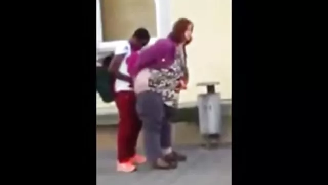Miễn phí khiêu dâm, không giấy đăng ký  Một phim sec dit nhau cap 3 người với một lớn tinh ranh fucked một hậu môn gà con trong một polka dot dress