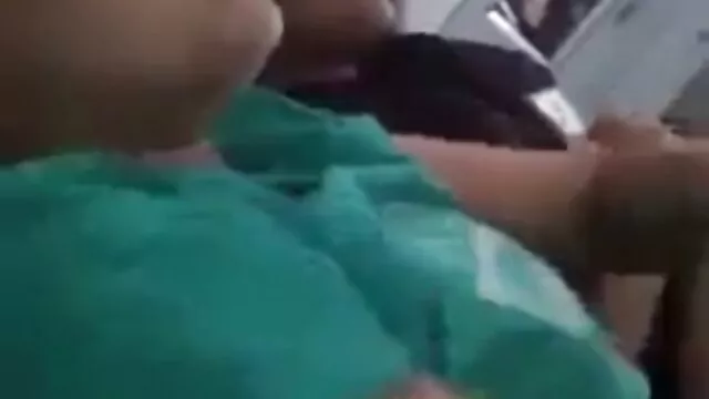 Miễn phí khiêu dâm, không giấy đăng ký  Dễ thương sec thu dit nhau brunette hút tinh ranh của một chàng trai trong phòng tắm