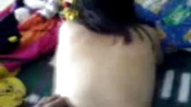 Miễn phí khiêu dâm, không giấy đăng ký  Một cô gái mảnh mai với một hình xăm trên vai cô ấy secdit địt nhau với một chàng trai trên giường
