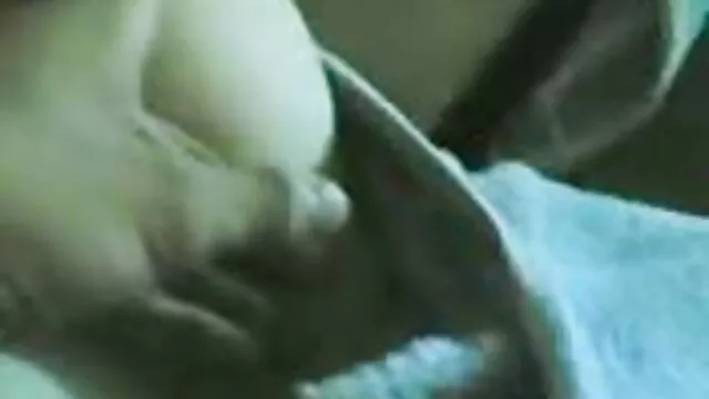 Miễn phí khiêu dâm, không giấy đăng ký  Một cô gái trẻ đeo kính khoe bộ ngực xinh đẹp của mình trước webcam sec dit nhau hay
