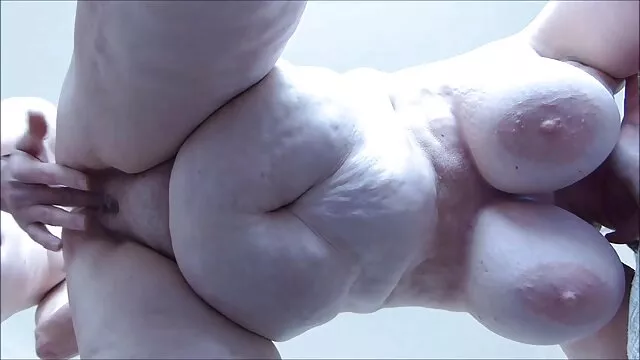 Miễn phí khiêu dâm, không giấy đăng ký  Một người hâm mộ có hình xăm gắn một đơn vị lên mũ của phim sec dit nhau tap the bạn gái trong một chiếc áo nịt ngực và tất chân