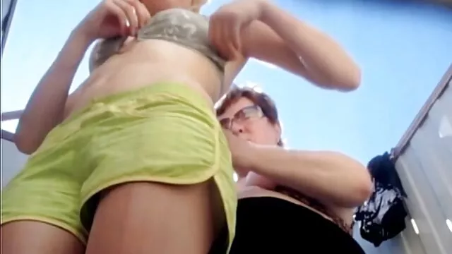 Miễn phí khiêu dâm, không giấy đăng ký  Trẻ người fucked một vài của titted milfs trong các phim sec dich phòng khách
