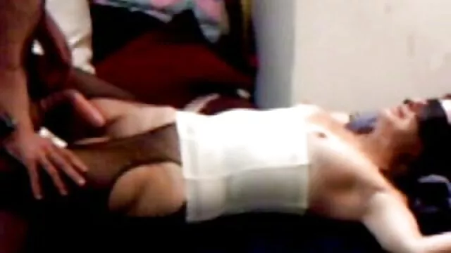 Miễn phí khiêu dâm, không giấy đăng ký  Sex khi một dit sec cô gái có đầu trong hộp.