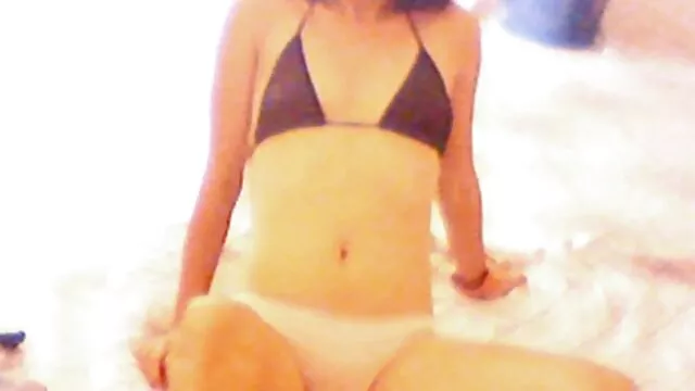 Miễn phí khiêu dâm, không giấy đăng ký  Hot girl châu Á địt sec xi dit nhau nhau với khách trên bàn.